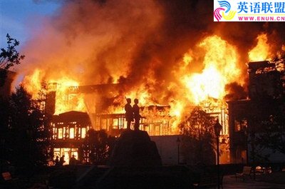 美国好莱坞影城发生火灾并伴有爆炸(组图)